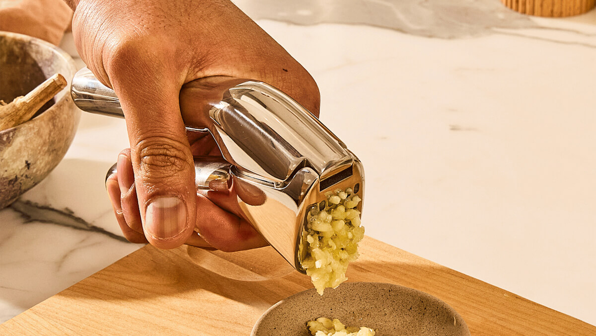 How To Use a Garlic Press